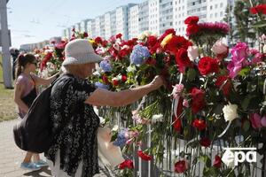 Люди прийшли покласти квіти до місця загибелі протестувальника