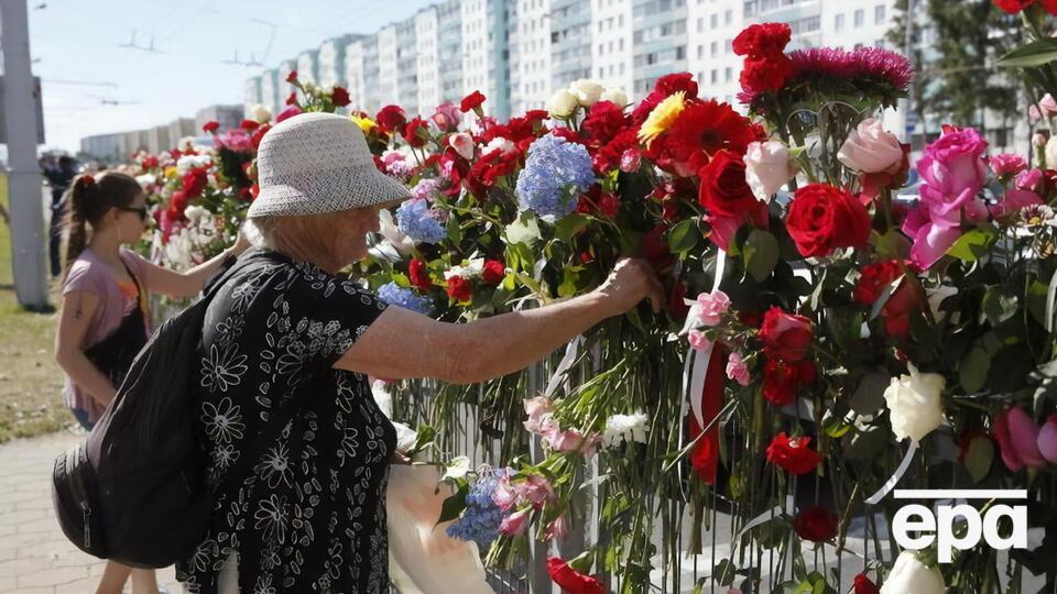 Люди пришли возложить цветы к месту гибели протестующего