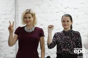 9 августа стало известно, что Цепкало (слева) уехала в Москву