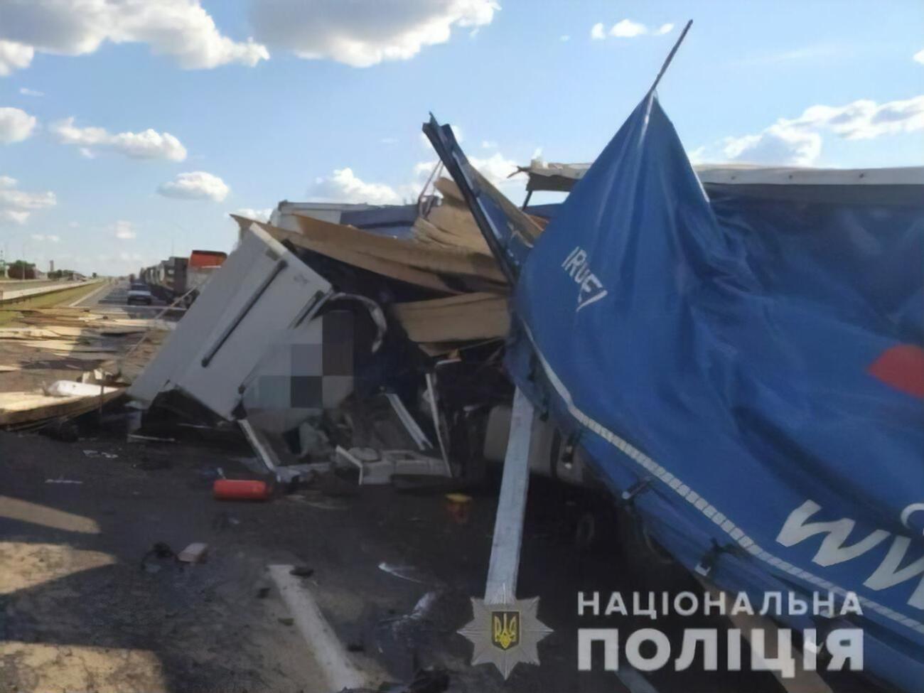 Предварительно, водитель грузовика на скорости въехал в припаркованную на обочине фуру