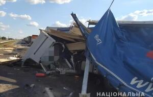 Попередньо, водій вантажівки на швидкості в'їхав у припарковану на узбіччі фуру