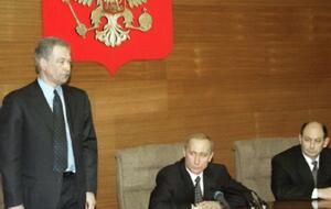 Президент РФ Владимир Путин (в центре) назначил Бориса Грызлова (слева) министром внутренних дел 28 марта 2001 года