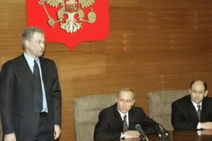 Президент РФ Владимир Путин (в центре) назначил Бориса Грызлова (слева) министром внутренних дел 28 марта 2001 года