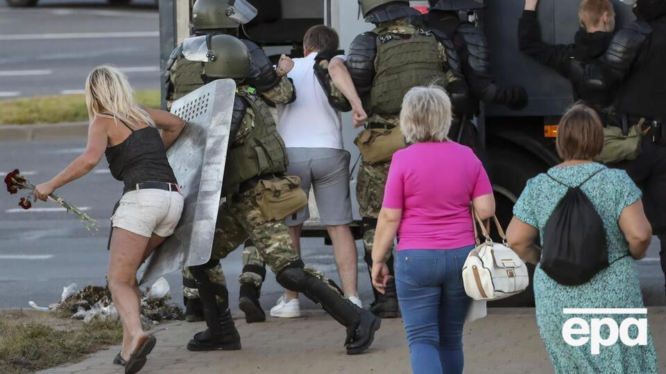 У Білорусі силовики масово затримують учасників протесту