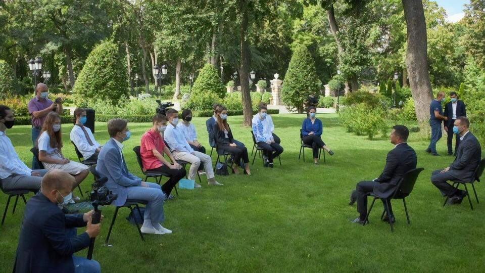 Зеленський зустрівся з випускниками, які одержали 200 балів на ЗНО