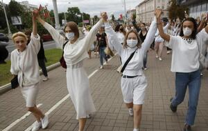 У Мінську жінки вийшли на марш солідарності із затриманими та постраждалими учасниками протестів. Фоторепортаж