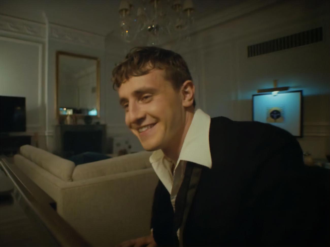 За сюжетом Мескала перебуває в готелі