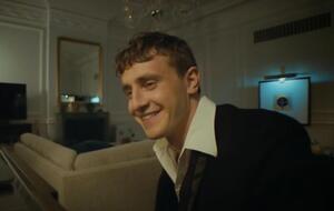 За сюжетом Мескала перебуває в готелі