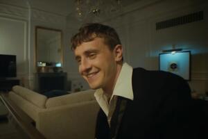 За сюжетом Мескала перебуває в готелі