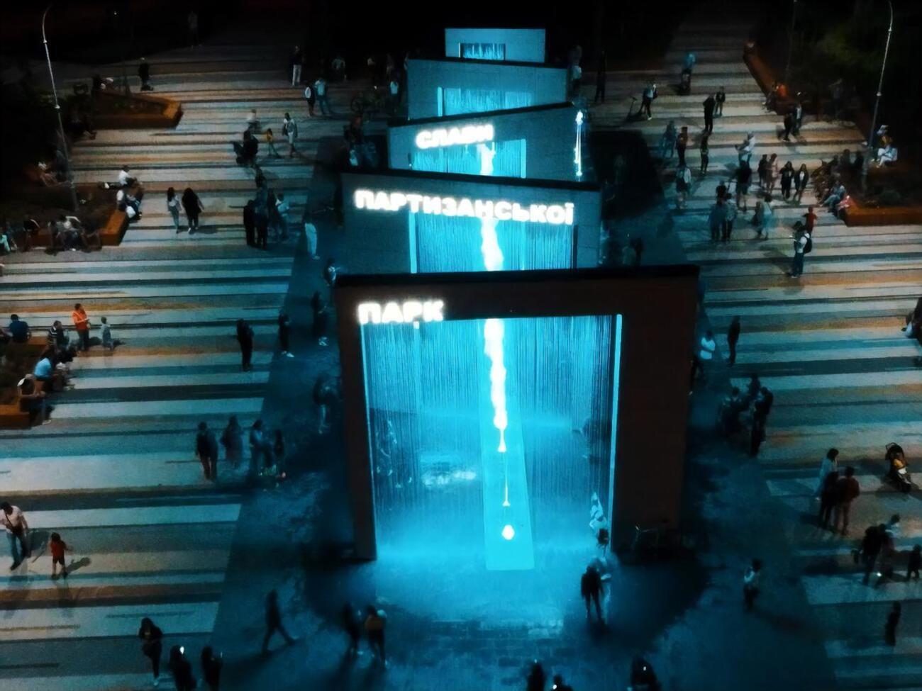 У вечірній час фонтан підсвічується за допомогою LED-світильників