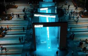 У вечірній час фонтан підсвічується за допомогою LED-світильників