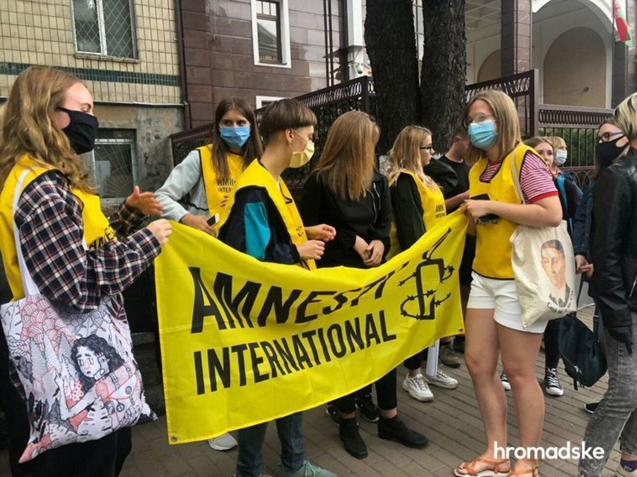 В Киеве под белорусским посольством требовали освободить задержанных украинцев. Фоторепортаж
