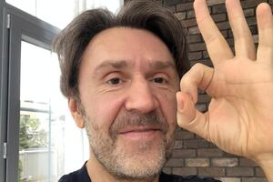Шнуров: И институты, и школы хотят от "ковида" уколы