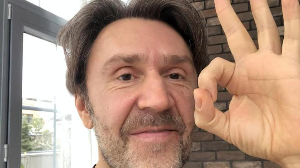 Шнуров: И институты, и школы хотят от "ковида" уколы
