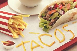 В клипе Little Big на трек Tacos еда заговорила