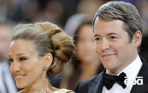 Бродерик был замечен на пляже без супруги и детей