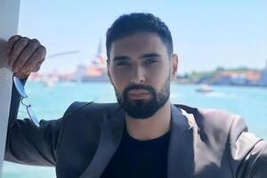 Козловский с помощью цитаты Бернарда Шоу подписал фото, сделанное в туалете