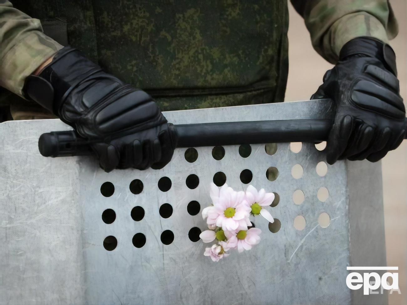 На площади Независимости в центре Минска белорусы благодарили силовиков, опустивших щиты перед народом