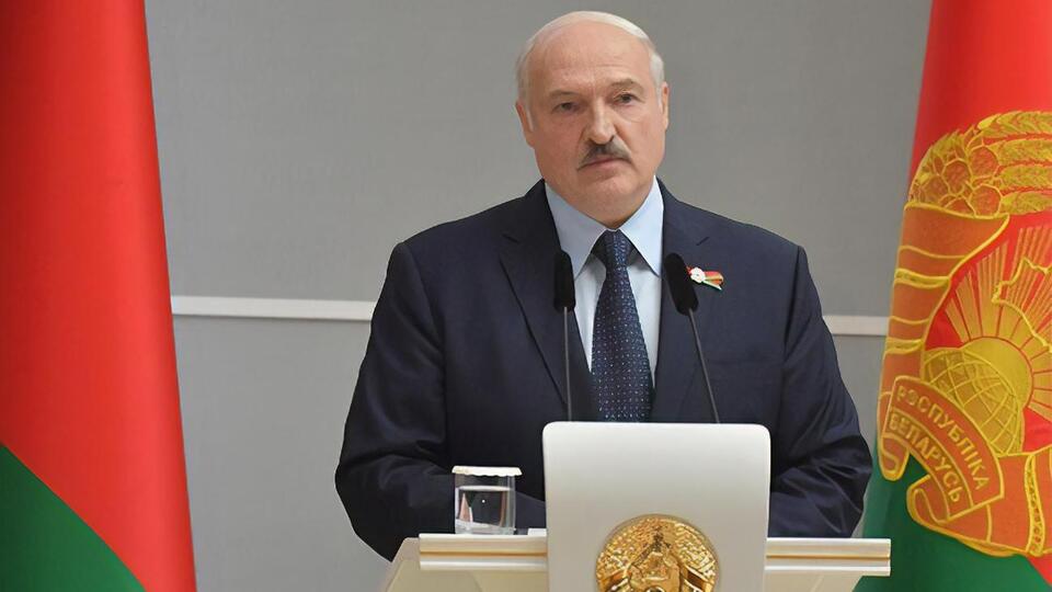 По официальным данным, победу в выборах президента Беларуси одержал действующий президент Александр Лукашенко