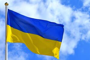 Флаг поднялся в небо на черных и красных воздушных шарах