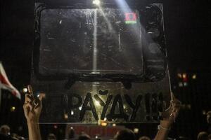 Один з учасників акції протесту під будівлею "Белтелерадиокомпании" тримав прозору пластину з намальованим телевізором і написом "Правду"