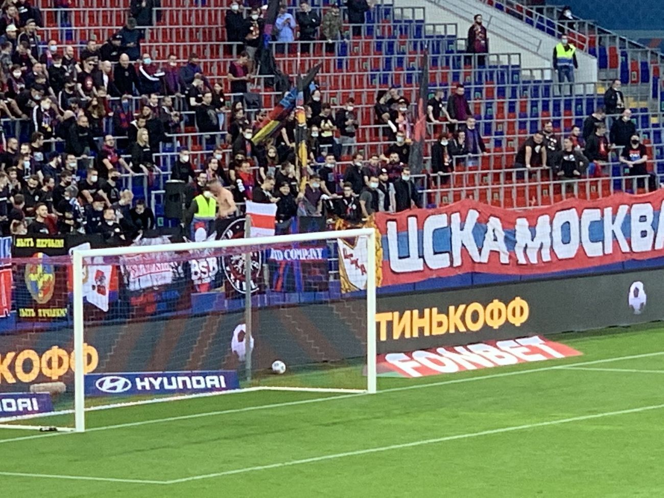 На матче в Москве вывесили флаг в поддержку Беларуси