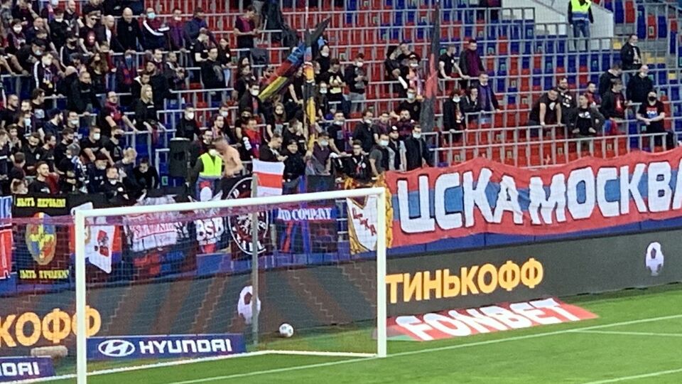 На матче в Москве вывесили флаг в поддержку Беларуси