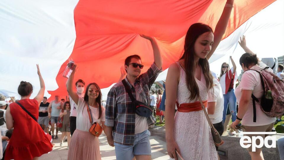 Митингующие в Минске несли флаг Беларуси