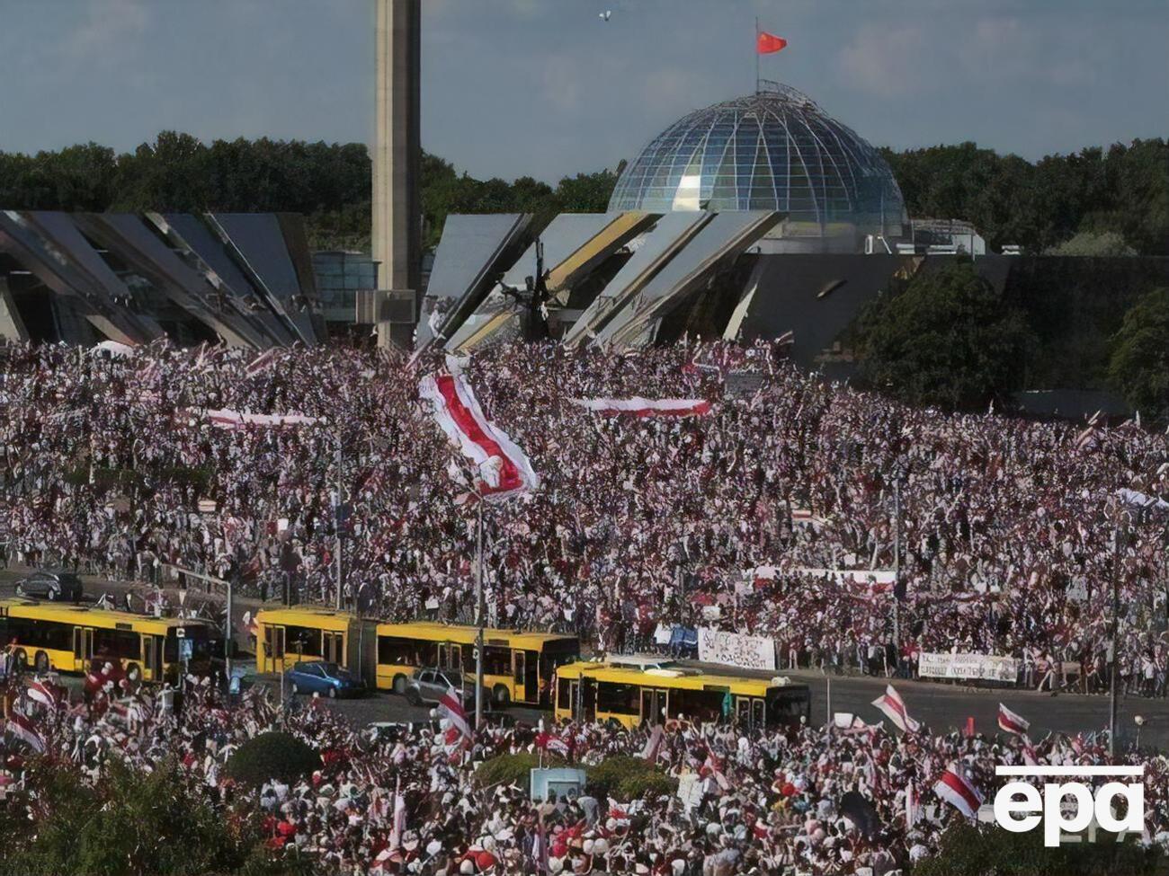 У Мінську сотні тисяч людей вийшли на опозиційний мітинг. Фоторепортаж