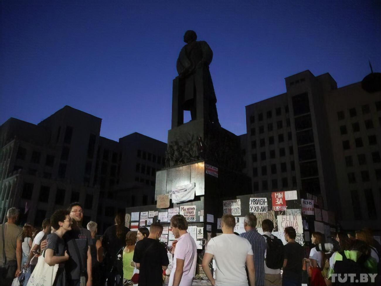 К вечеру участники митинга начали расходиться, сообщали СМИ