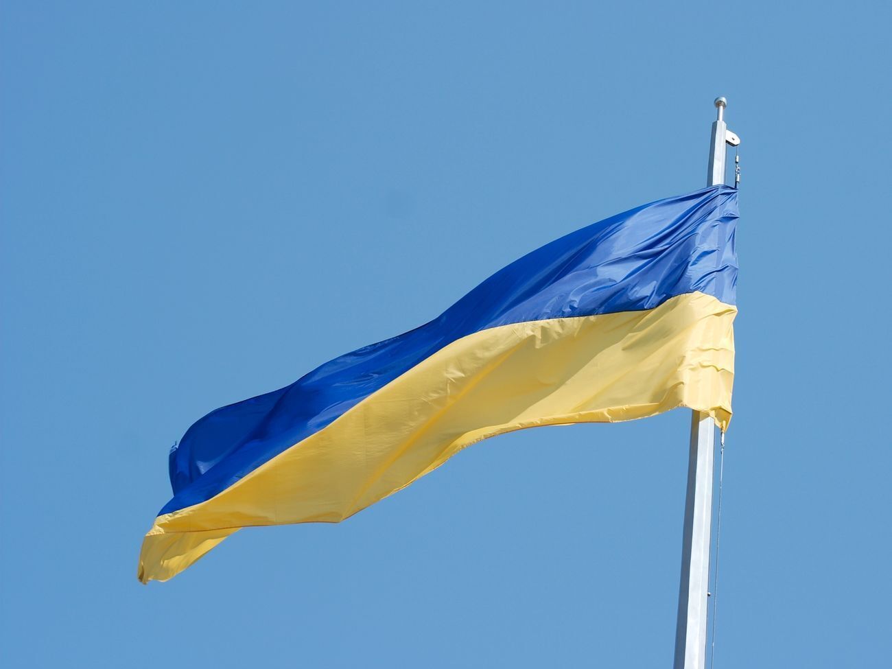 На флагшток встановлять найбільший прапор України