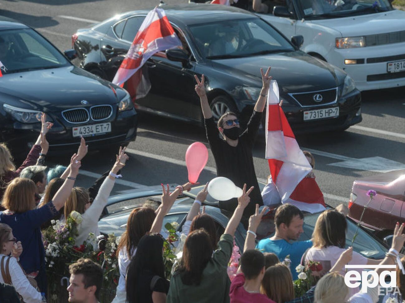 Сотни тысяч митингующих вышли на демонстрации в разных городах Беларуси