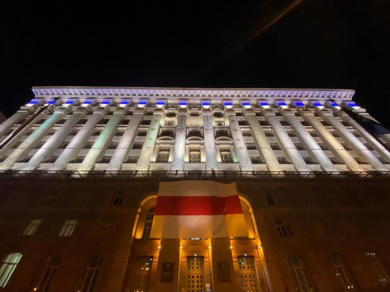 Над входом в КГГА появился&nbsp;бело-красно-белый флаг Беларуси