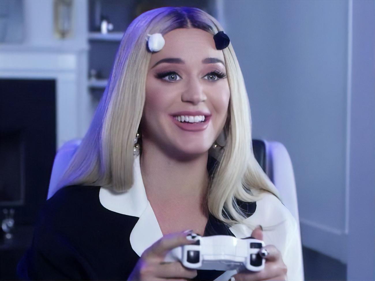 В ролике Перри играет в компьютерную игру