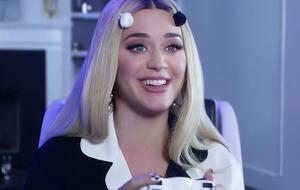 В ролике Перри играет в компьютерную игру