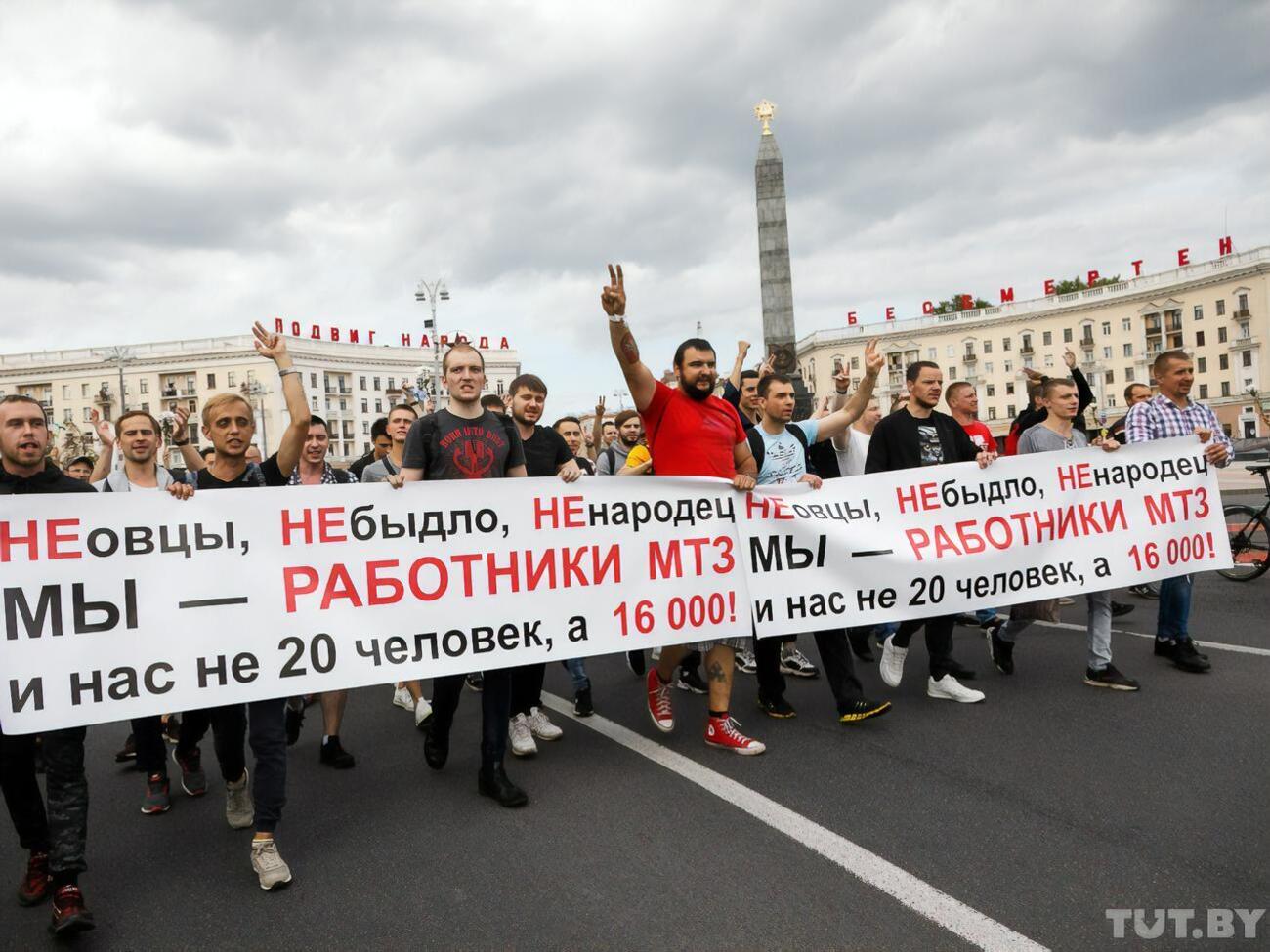 Работники требуют освободить политзаключенных и отставки Лукашенко