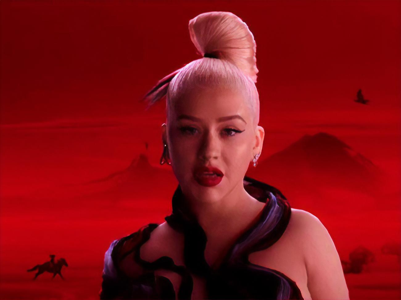 Агилера предстала в черном платье на красном фоне