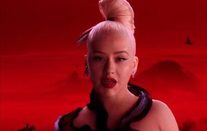 Агілера з'явилася в чорній сукні на червоному тлі