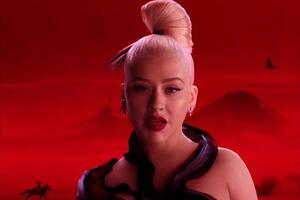 Агилера предстала в черном платье на красном фоне