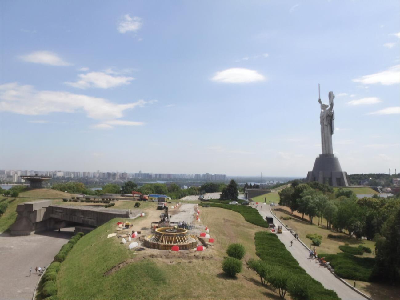 Флагшток устанавливают на&nbsp;территории мемориального комплекса "Национальный музей истории Украины во Второй мировой войне"