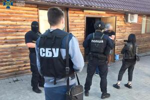 После получения предоплаты за "лечение" организаторы размещали пациентов в арендованном частном доме, где принудительно удерживали до окончания курса "реабилитации"