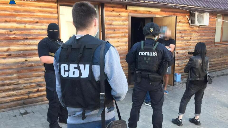 Після надходження попередньої оплати за "лікування" організатори розміщували пацієнтів в орендованому приватному будинку, де примусово утримували до закінчення курсу "реабілітації"