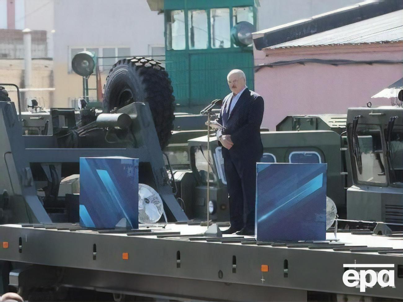 Быков &ndash; Лукашенко (на фото):&nbsp;Так чего же ты хочешь, утративший все Лука? Твои флаги повисли, участь твоя жалка