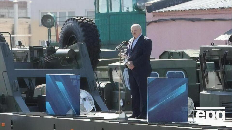 Быков – Лукашенко (на фото): Так чего же ты хочешь, утративший все Лука? Твои флаги повисли, участь твоя жалка