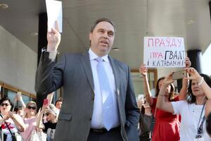 Із зустрічі з учасниками акції Каранік ішов під крики "Ганьба!"