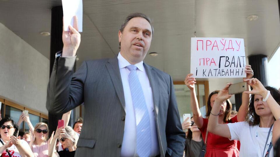 Із зустрічі з учасниками акції Каранік ішов під крики "Ганьба!"