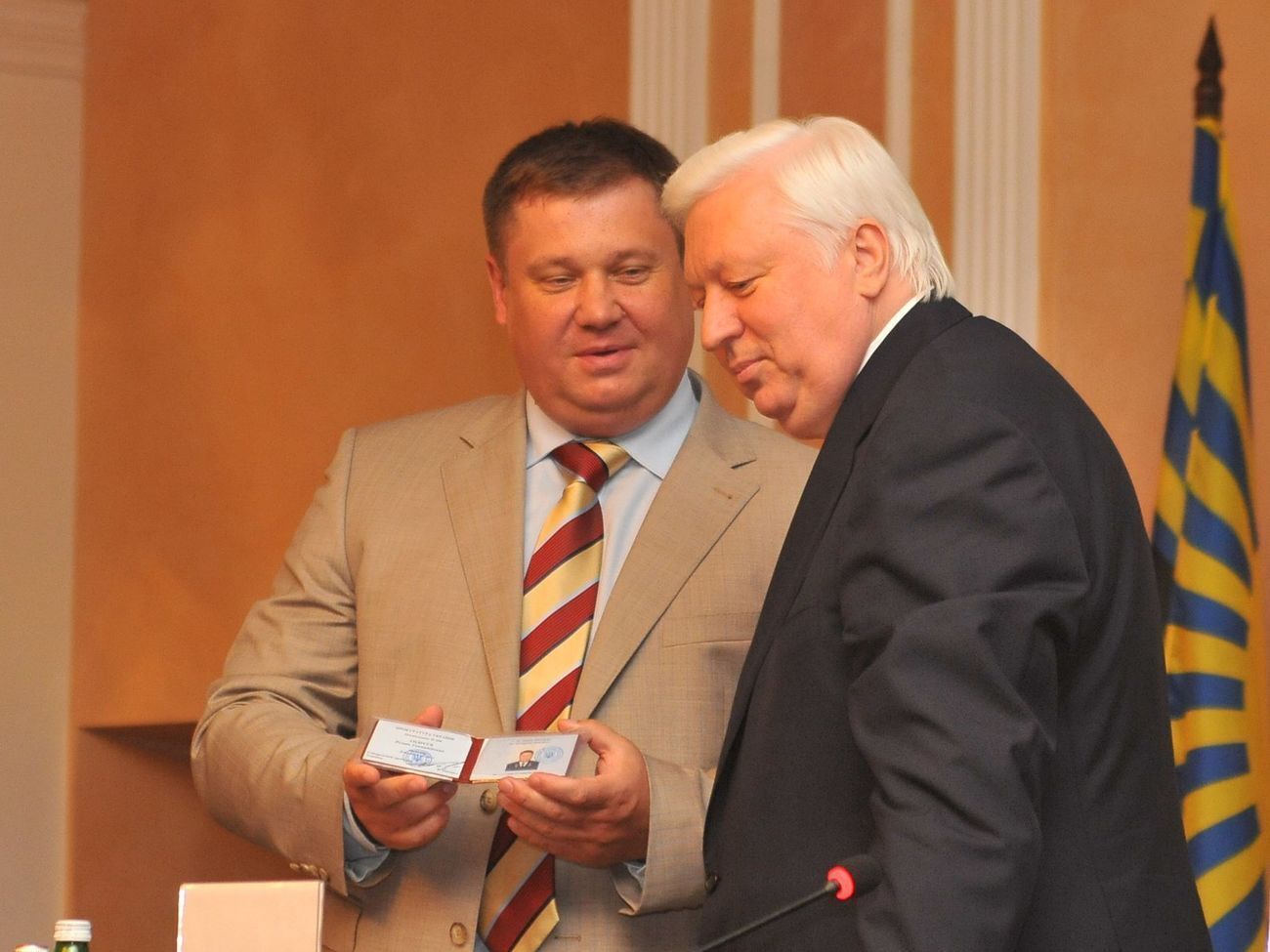 Андрєєв (ліворуч) працював заступником генерального прокурора України Пшонки (праворуч)