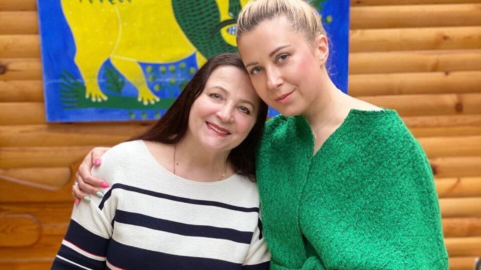 Дочка Ніни Матвієнко (на фото зліва) Тоня (на фото праворуч) показала, як мама розслабляється вдома