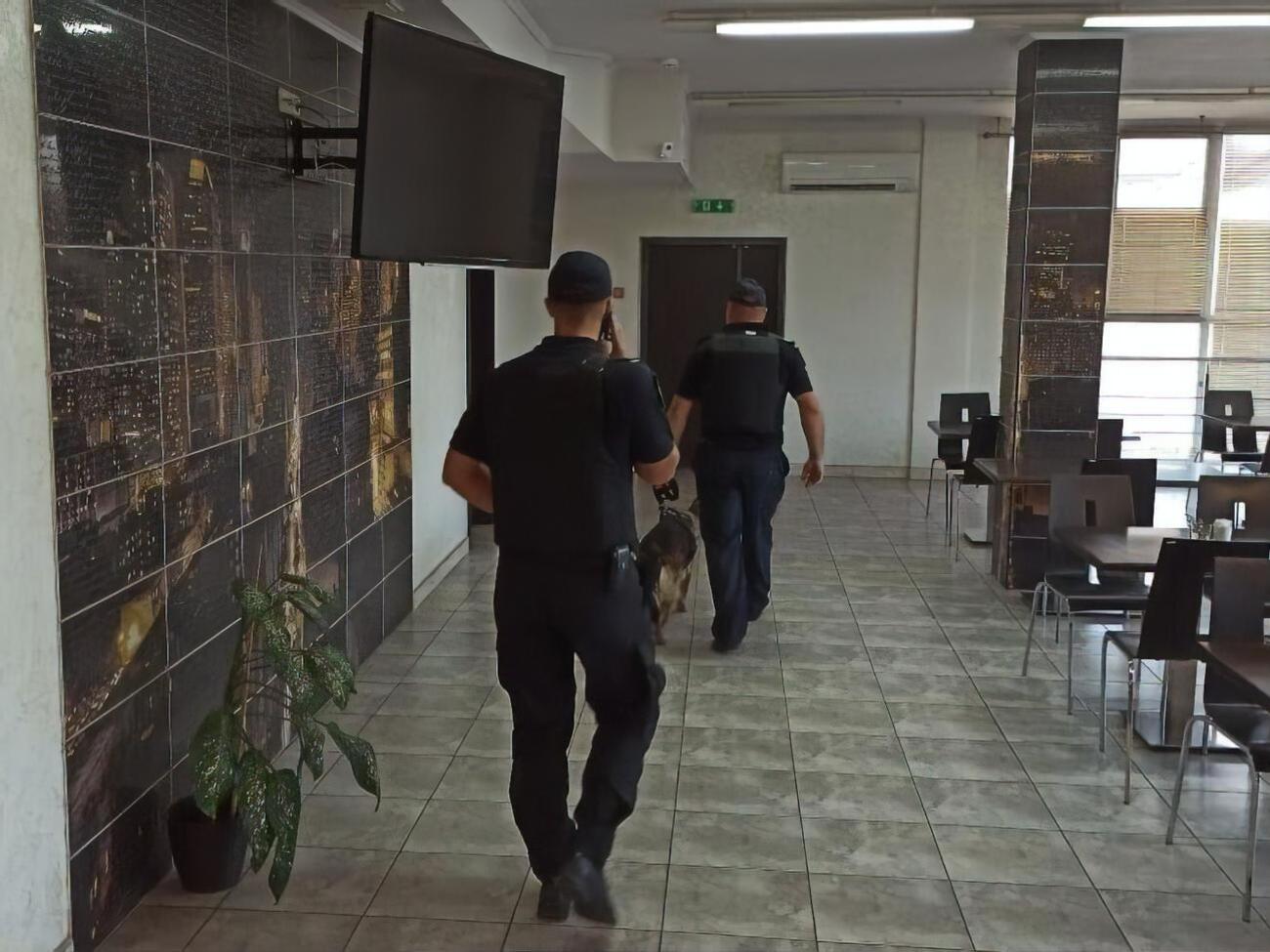 Сейчас идет осмотр помещений на предмет наличия взрывных устройств