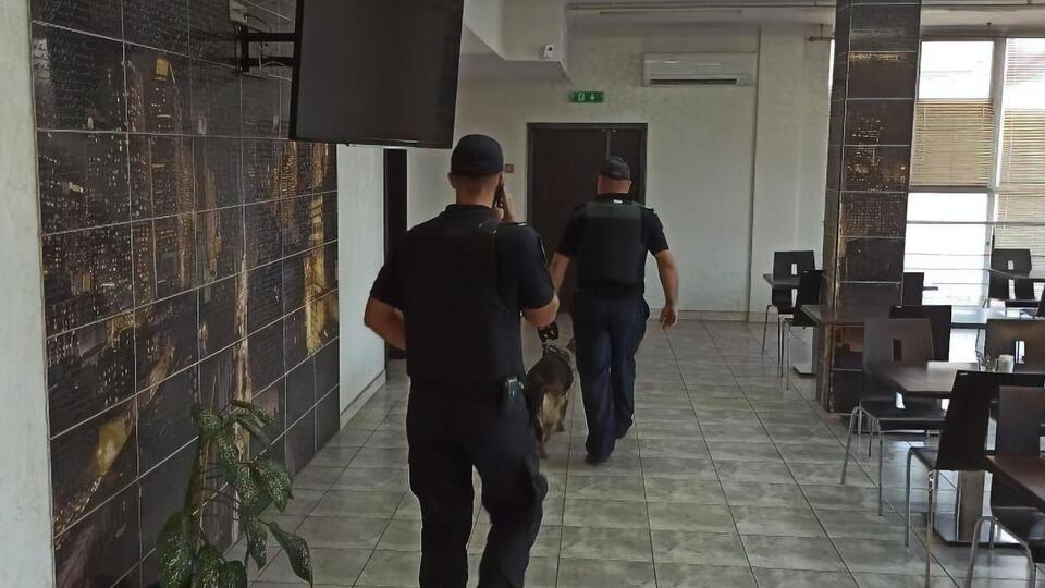 Сейчас идет осмотр помещений на предмет наличия взрывных устройств